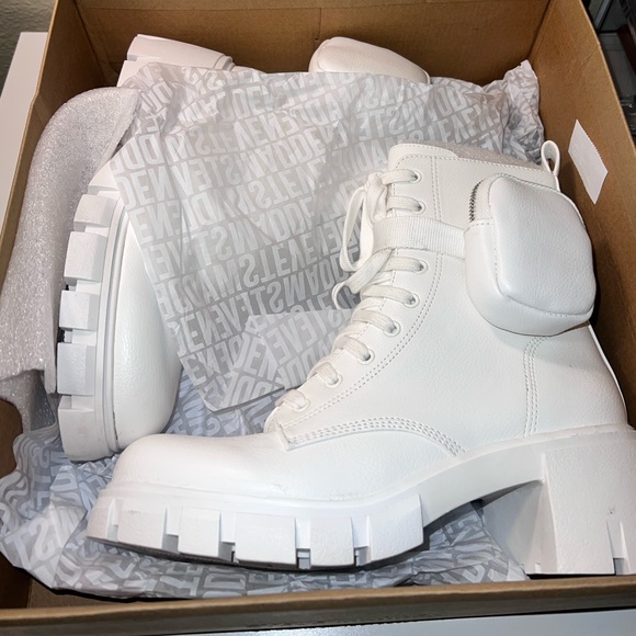 Steve Madden Hyped White Boots NWT!! - Picture 2 of 5